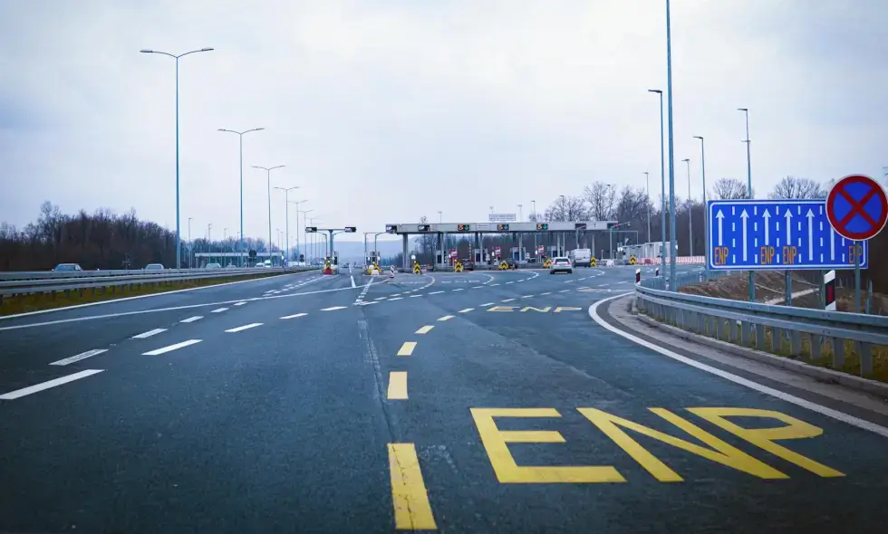 România a făcut astăzi un pas spre construirea primei autostrăzi care traversează Carpații.